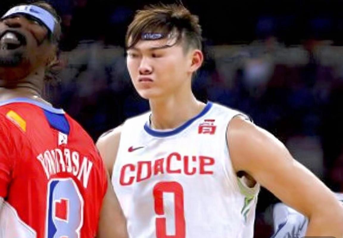 雄鹿队陷NBA交易流言：开拓者11换3追字母哥，杨瀚森意外成筹码